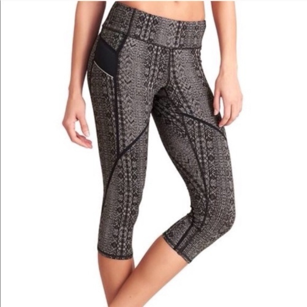 Athleta Grey And Black Prisma Stride Capri Leggings Size Medium